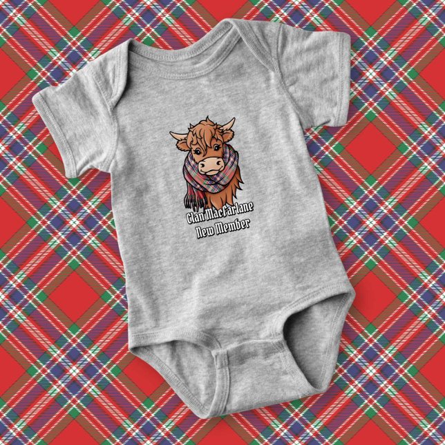 Highland Cow med MacFarlane Red Tartan Scarf T Shirt (Skapare uppladdad)