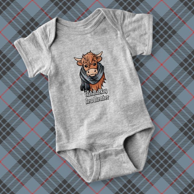 Highland Cow med MacKay Blue Tartan Scarf T Shirt (Skapare uppladdad)