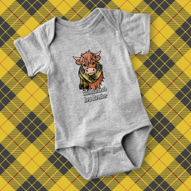 Highland Cow med MacLeod of Lewis Tartan Scarf T Shirt (Skapare uppladdad)
