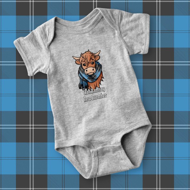 Highland Cow med Ramsay Blue Hunting Tartan Scarf T Shirt (Skapare uppladdad)