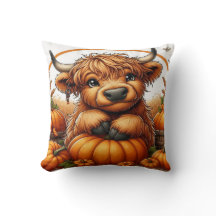 Highland Cow Nestled bland höstskördepåvorna