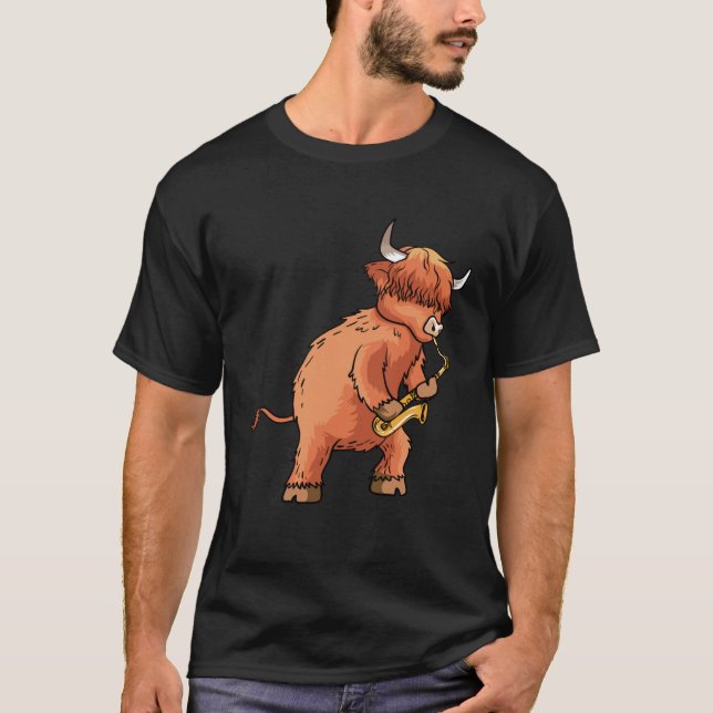 Highland Cow Saxophone Music T Shirt (Framsida)