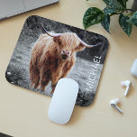 Highland Cow Scotland Personlig namn Musmatta<br><div class="desc">Den här designen har skapats genom digital grafik. Det kan vara personlig genom att klicka på anpassningsknappen och lägga till ett namn, initialer eller ord som du föredrar. Kontakta mig på colorflowcreations@gmail.com om du vill ha denna design på en annan produkt. Se fler av mina skapelser eller följ mig på...</div>