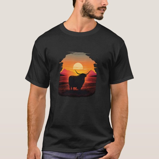 Highland Cow Scottish Cattle Sunset T Shirt (Framsida)