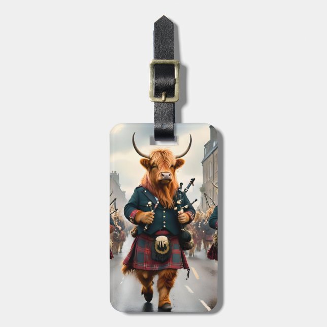 Highland Harmony: Bagpipe Highland Cow Band Bagagebricka (Vertikal Framsida)