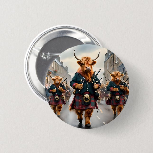 Highland Harmony: Bagpipe Highland Cow Band Knapp (Framsida & baksida)