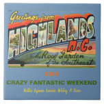 Highlands North Carolina Memory Kakelplatta<br><div class="desc">Exceptionell gåva! Kom ihåg att mycket speciella högländerna resa,  helg,  äventyr med vänner eller familj på en keramisk bricka 6 x 6 med en vintage,  ett retro-kort från North Carolinas bergsplats. Det är enkelt att anpassa/anpassa!</div>