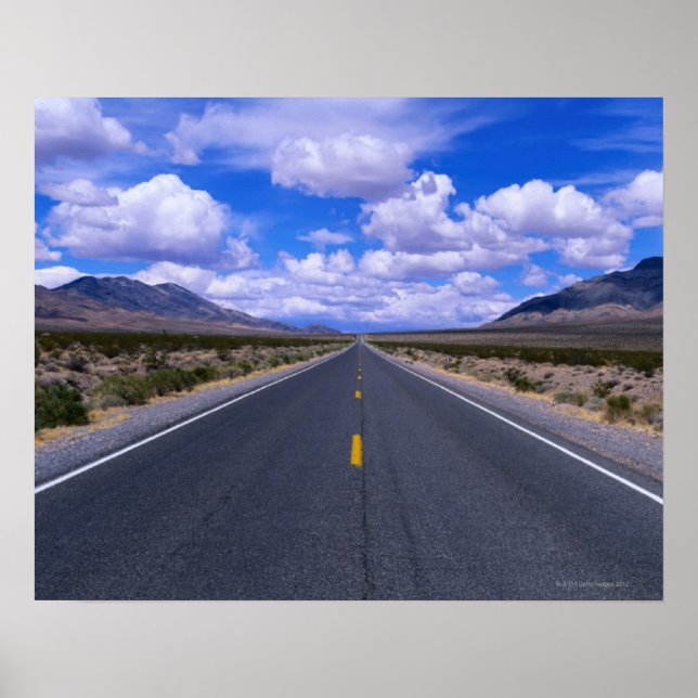 Highway through Death Valley, Kalifornien Poster (Framsidan)