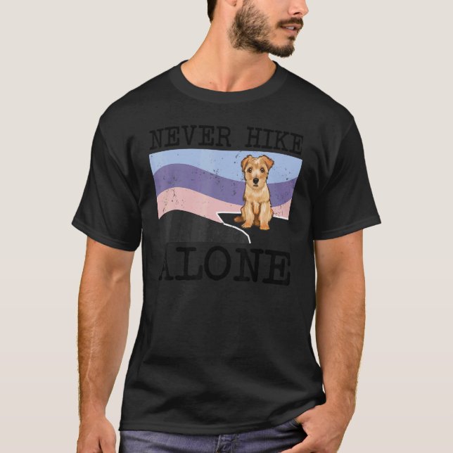Hike Ensam Norfolk Terrier Hund Hiking T Shirt (Framsida)