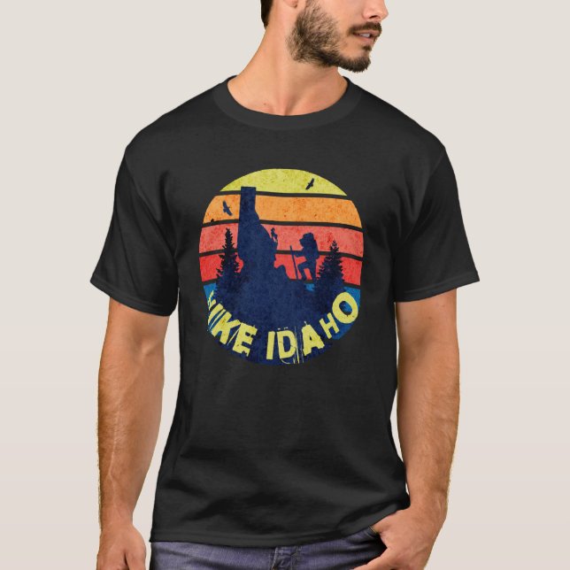 Hiker Gear Hike Idaho med en Retro Sunset Backgrou T Shirt (Framsida)