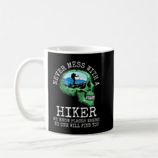 Hiker-ljuva när han säger "Joke Nature Hik" utomhu Kaffemugg
