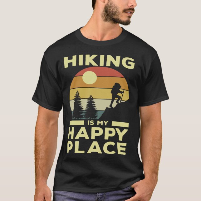 Hiking är min Lycklig Ställe Retro Sunset Mountain T Shirt (Framsida)