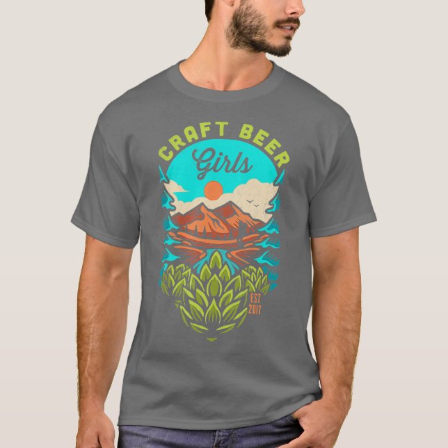Hiking Craft Beer Girl T Shirt (Framsida)