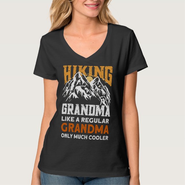 Hiking Grandma  Hikers Hike Hiking T Shirt (Framsida)