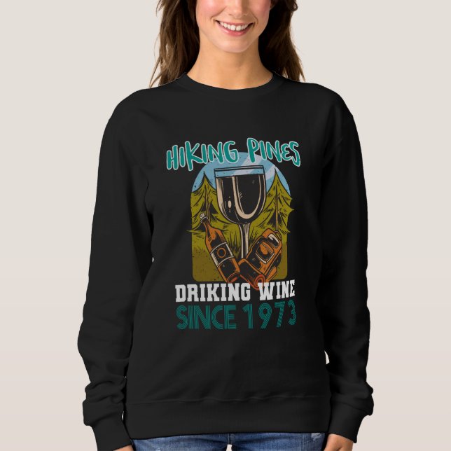 Hiking pines drinking wine since 1973 t shirt (Framsida)