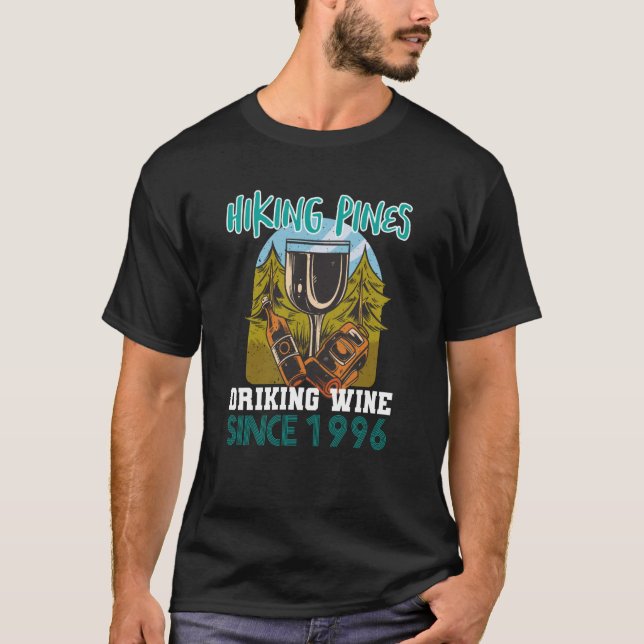 Hiking pines drinking wine since 1996 t shirt (Framsida)