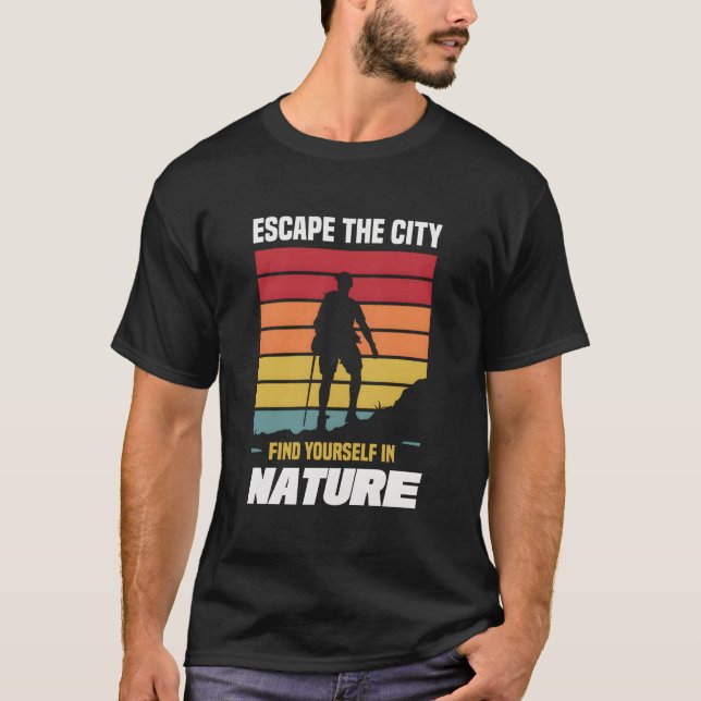 HikingEscape The City Find Yourself In Nature T Shirt (Framsida)