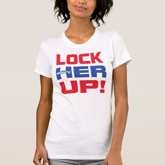HILLARY LÅSER UPP HENNE T SHIRT (Framsida)