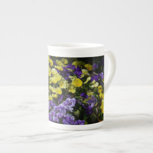 Hillside of Lila and Gult Pansies Benporslin Mugg