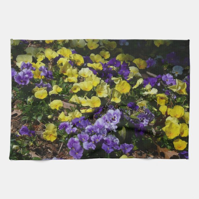 Hillside of Lila and Gult Pansies Kökshandduk (Horisontell)