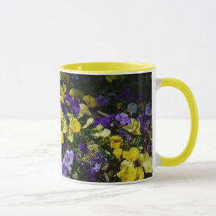 Hillside of Lila and Gult Pansies Mugg
