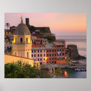 Hillside town Vernazza på kvällen, Cinque Poster