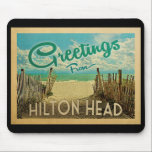 Hilton Head Beach Vintage resor Musmatta<br><div class="desc">I Hälsning från Hilton Head-vintagens vykort finns en sandstrand med vackra turkoshavet vatten och över havet,  ett blå himmel med gigantiska vita moln. I vintage resor stil.</div>