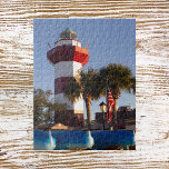 Hilton Head Island Kayaks och Lighthouse Puzzle Pussel<br><div class="desc">Det här pusslet har en bild av berömden Harbor Town Lighthouse på Hilton Head Island,  South Carolina med kayaks på stranden nedanför. Den här strandorten i South Carolina är välkänd för golfing,  tennis och båtar.</div>