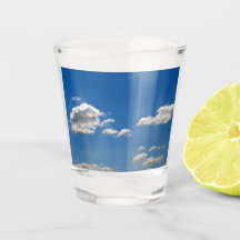 Himlar är blått och vita moln passerar förbi