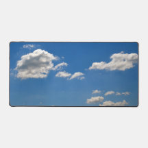 Himlar är blått och vita moln passerar förbi