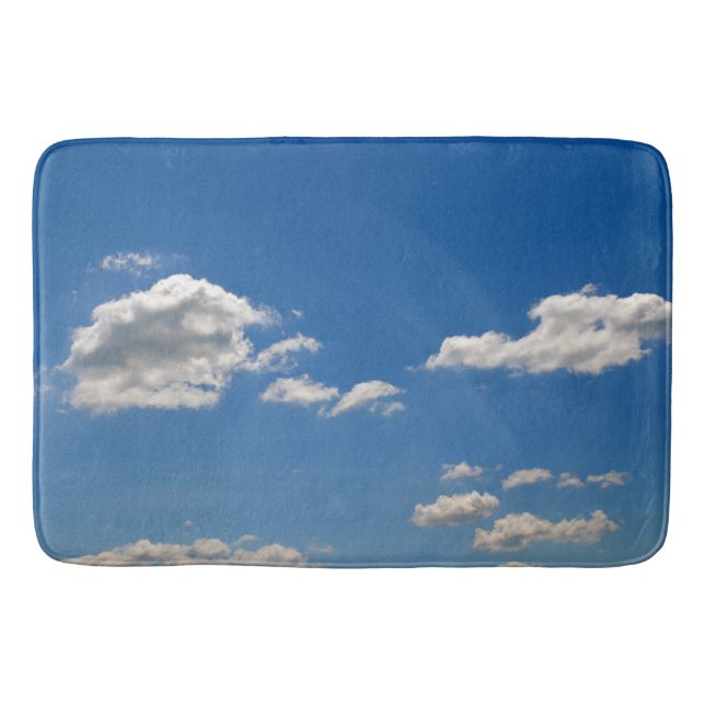 Himlar är blått och vita moln passerar förbi badrumsmatta (Framsidan)