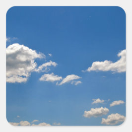 Himlar är blått och vita moln passerar förbi fyrkantigt klistermärke