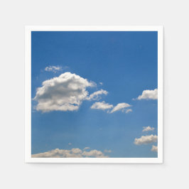 Himlar är blått och vita moln passerar förbi pappersservett