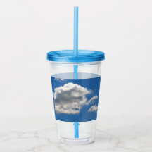 Himlar är blått och vita moln passerar förbi