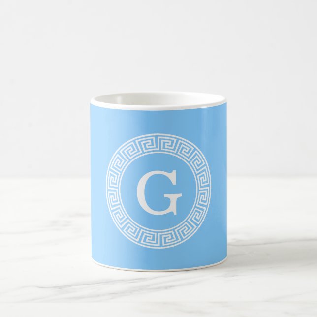 Himlar Blue Wht Grekiska Nyckel Rnd Ram Initial Mo Kaffemugg (Center)