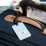 Himlar | Pastel Leopard Skriv ut Monogram Bagagebricka<br><div class="desc">Chicens bagagemärke med monogrammet är en mjukare pastellform som tar sig an den animaliska tryckningen,  med bleken himlar blue and white leopard print mönster. Anpassa med det första monogrammet och namn på framsidan och lägg till kontaktinformationen på baksidan med vita bokstäver på en kontrasterande djup träkolbakgrund.</div>