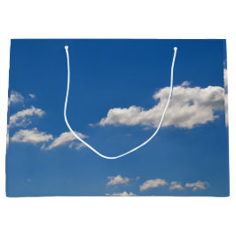 Himlen är blå och vita moln passerar förbi