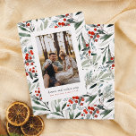 Himlen & Nature Sjunga Classic julfoto Julkort<br><div class="desc">En elegant och en minimalistisk utformning, med en bakgrund av handmålat holly, vattenfärgade bär, gräs och lush botaniskt grey, skapar en klassisk och tidlös atmosfär som fångar säsongens innersta väsen. I designen visas ett foto av valfri anpassningsbar i ett minimalt, vitt ram. Under fotot skrivs "himmel och natur-sjunga" delikativt i...</div>