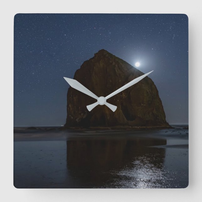 Himlen ovanför Haystack Rock | Cannon Beach, Orego Fyrkantig Klocka (Framsida)