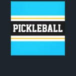 Himmel Blue Black Gult PICKLEBALL Rand Canvastryck<br><div class="desc">Den här roligtens sportiska design har fet brev PICKLEBALL-text inuti ett markerat svart rand med bred mittpunkt, åtskild med ränder för gyllene gult och vit tävla mot ljusblå yttre ränder i himmel.</div>