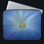 Himmelsk Blå God morgon Glory Close-Up Laptop Sleeve<br><div class="desc">Ett vackert makrofoto ser ut i en Himmelsk blåmorgonsblomma. Färg variationen i bladen utgör en starst mönster som strålar ut från blomens centrum. Bran linjer på bleken till mörk blått petaler ser ut som penseldrag ge fotot med en målkvalitet. Digital, färg-fotografi. Copyright © 2012 Claire E. Skinner. Alla höger reserverade....</div>