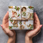 Himmelsk Vintage Änglar, Holly & Music Collage Presentpapper<br><div class="desc">Ett ljust och färgstarkt kollage mellan vintage och stil med scener av himmelskt vindat änglar i blomningsskon i olika guld-gränsade märken på en bakgrund av julmusik som förskönats av holly på vit bakgrund.</div>