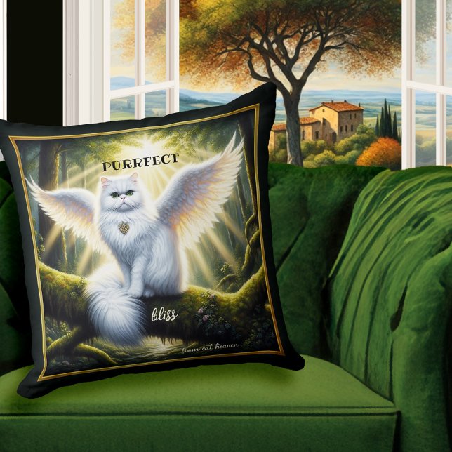 Himmelska blåsor av vit katt Angel Kudde (Pillow featuring a painting of a white angel cat in a lush forest. Heavenly bliss! - cat lover gift)
