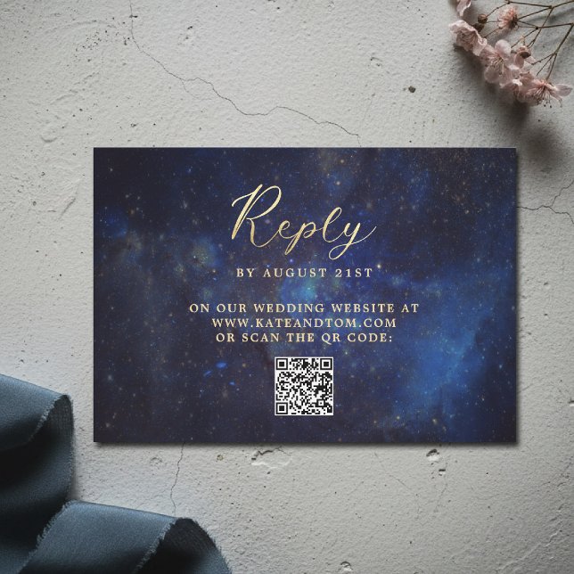 Himmlens Galax Stjärnor Midnattsblå Bröllop QR OSA Kort (celestial galaxy wedding rsvp reply watercolor navy blue starry night written in the stars)
