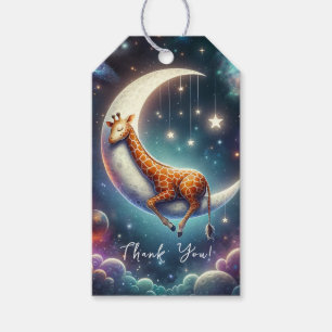 Himmlig baby-giraff som sover på månen och stjärno presentetikett