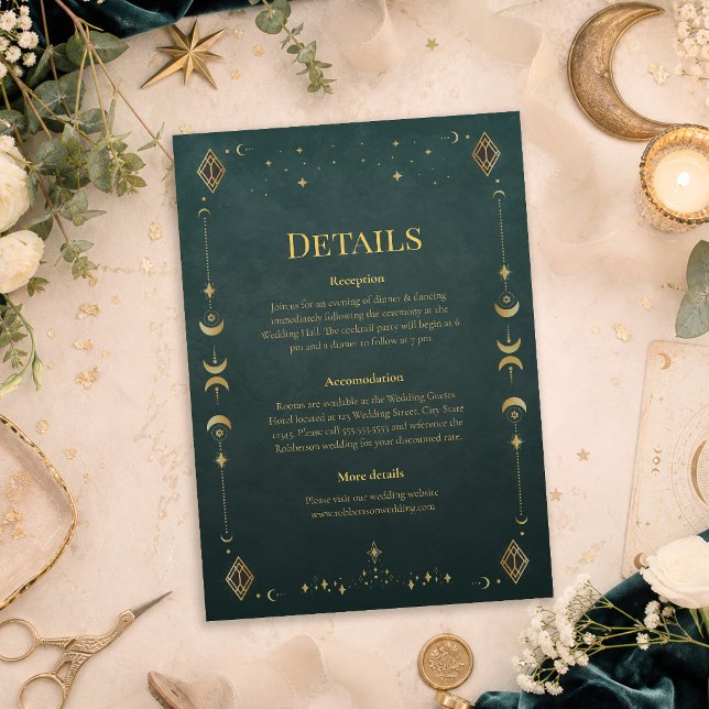 Himmlig gotisk mörk turkos bröllopsinformationskor inbjudningar (Celestial Gothic Dark Teal Wedding Details Card on a table with dark teal wedding decor and flowers)