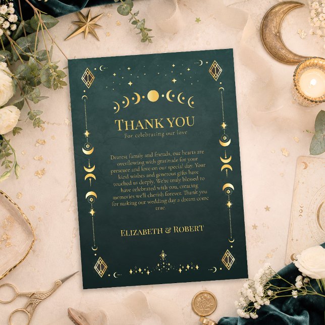 Himmligt gotiskt mörkt turkos bröllop tack-kort tack kort (Celestial Gothic Dark Teal Wedding Thank You Card on a table with dark teal wedding decor and flower)