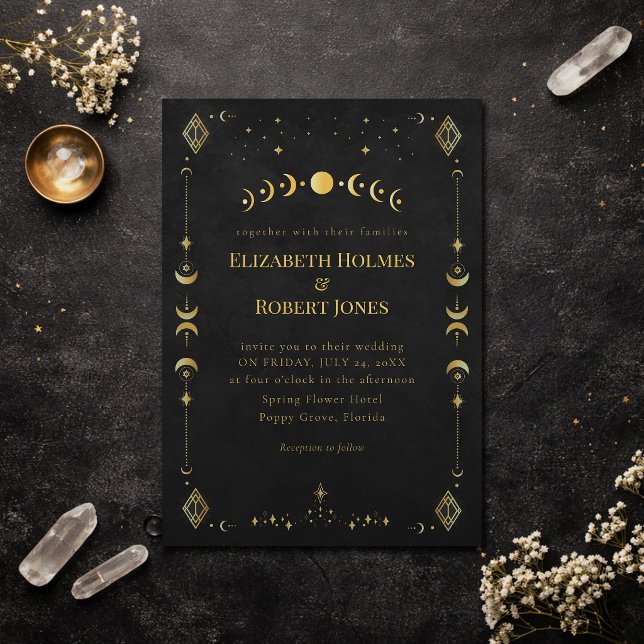 Himmligt gotiskt svart och guld bröllopsinbjudan inbjudningar (Celestial Gothic Black and Gold Wedding Invitation on a dark elegant table with dry flowers)