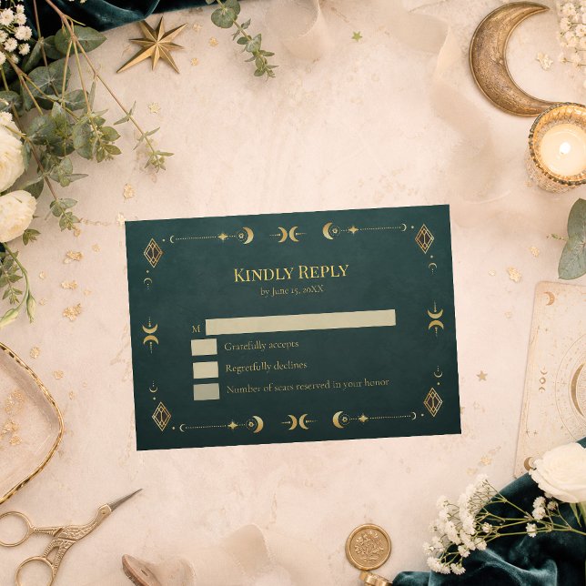 Himmlisk Gotisk Mörk Turkos Bröllop RSVP-kort OSA Kort (Celestial Gothic Dark Teal Wedding RSVP Card on a table with golden celestial decor and flowers)