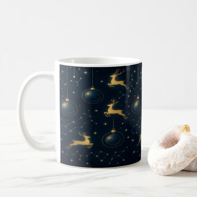 Himmliska renar och gyllene stjärnprydnader kaffemugg (Med munk)